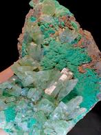 Groene bariet op malachiet Kristallen met malachietinclusies, Verzamelen, Mineralen en Fossielen