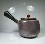 Fijn vervaardigde Japanse theepot gemaakt van puur zilver. -