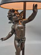 Tischlampe – Puttofigur – Holzsockel und Metall - Lampe -