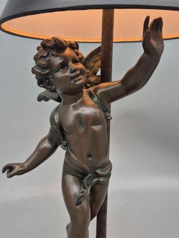 Tischlampe – Puttofigur – Holzsockel und Metall - Lampe -