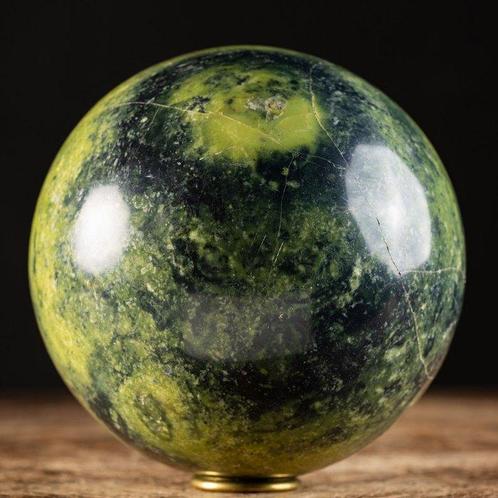 Une sphère taillée dans un bloc de serpentine Sphère, Verzamelen, Mineralen en Fossielen