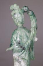 Beeldje van Kwanyin - Vert Pomme - Voetstuk van rozenhout -