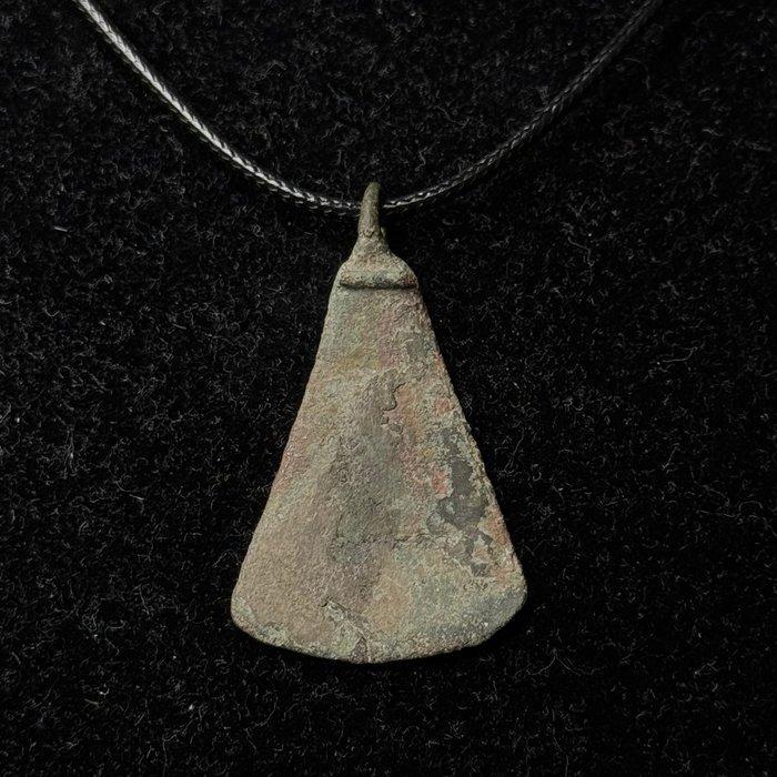 Viking periode Viking bronzen bijl hanger – ca. 9e tot 11e, Handtassen en Accessoires, Antieke sieraden