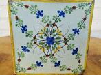 Carreau (3) - Drie Noord-Franse polychrome tegels -