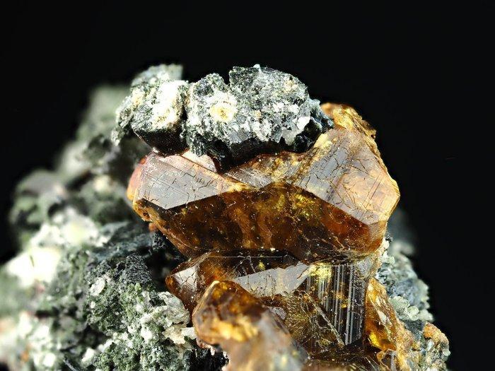 Andradiet granaat met actinoliet Kristallen op matrix -, Verzamelen, Mineralen en Fossielen