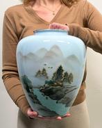 Vaas - Cloisonné - Een cloisonné-emaillevaas van een, Antiek en Kunst