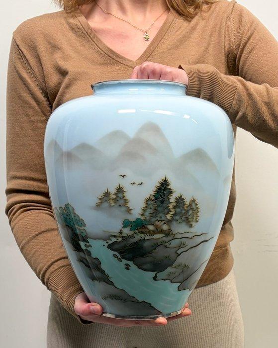 Vaas - Cloisonné - Een cloisonné-emaillevaas van een, Antiek en Kunst, Antiek | Overige Antiek