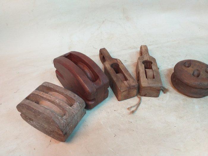 Werkgereedschap (5) Industrieel design - 5x div katrollen, Antiek en Kunst, Antiek | Wandborden en Tegels