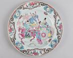 Bord - A CHINESE FAMILLE ROSE PLATE DECORATED WITH FIGURES -, Antiquités & Art