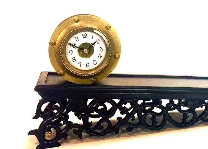 Schuine vlak klok - Messing, Hout - 2020+, Antiek en Kunst, Antiek | Klokken