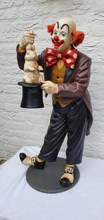 Jun Asilo - Jun Asilo - Statue, Clown als goochelaar met