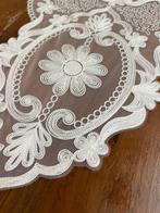 Tafelmiddenstuk - Runner centrotavola met reliëf borduurwerk