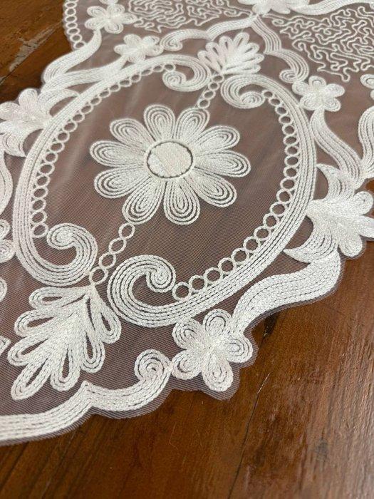 Tafelmiddenstuk - Runner centrotavola met reliëf borduurwerk, Antiek en Kunst, Antiek | Tapijten, Tafelkleden en Textiel