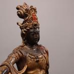 Een fijn Chinees verguld bronzen beeld van Avalokitesvara