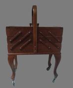 Naaidoos - Oude naaidoos van hout op wielen en draaggreep,, Antiek en Kunst