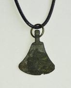 Époque Viking Amulette en bronze en forme dune hache de