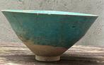 Turquoise keramieken schaaltje met gemodelleerd decor onder, Antiek en Kunst