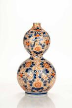 Vase - Émail, Porcelaine, Un vase Imari Arita en forme de