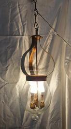 Plafondlamp - hanglamp van smeedijzer en geblazen glas in de