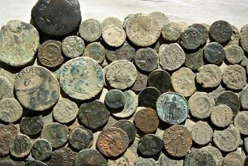 Empire romain Lot of 150 Roman Imperial bronze coins. The