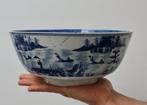 Porcelaine, Grand bol en porcelaine chinoise avec une scène