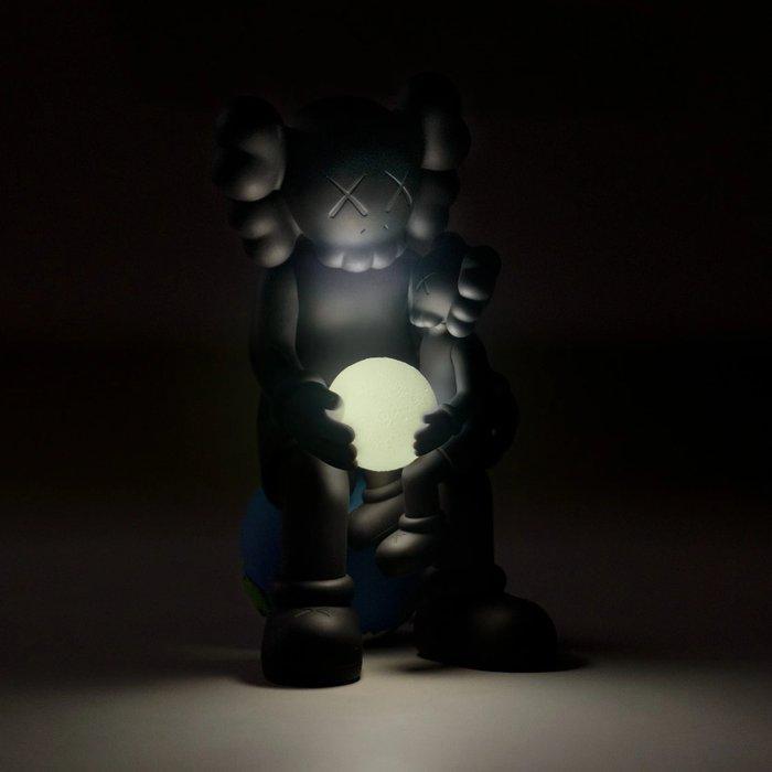 Kaws (1974) - Companion (Earth), Antiek en Kunst, Kunst | Designobjecten