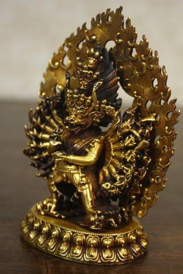 This is a gilt statue of Vajrabhairava. - Brons - China, Antiek en Kunst