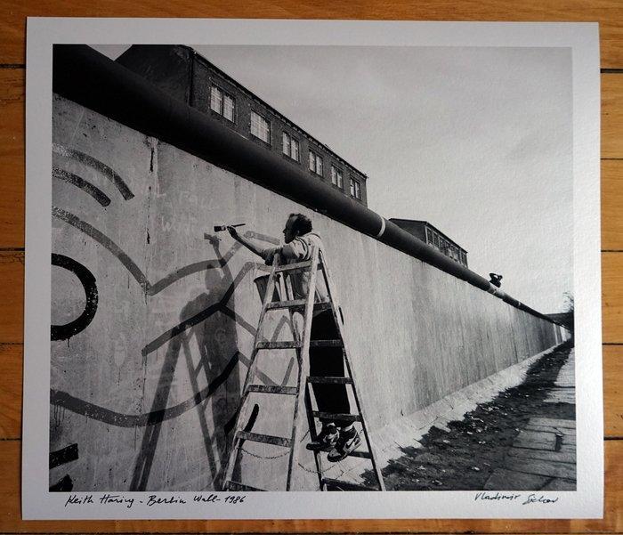 Vladimir Sichov - Keith Haring sur le mur de Berlin, Antiek en Kunst, Kunst | Designobjecten