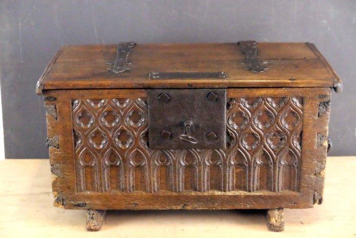 Kist - eikenhout en smeedijzer, Antiek en Kunst, Antiek | Overige Antiek