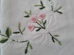 Drap muséal en pur lin avec broderie point de vapeur Roselin