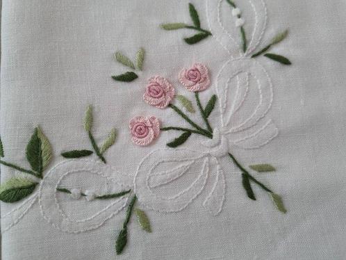 Drap muséal en pur lin avec broderie point de vapeur Roselin, Antiek en Kunst, Curiosa en Brocante