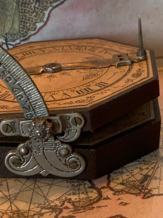 Equinoctial sundial - Bois, Métal, Papier - Italie -, Antiek en Kunst, Curiosa en Brocante