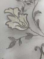 Dure vitrage stof, Franse geborduurde en afgewerkte tule met