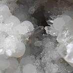 GEODE van PREHNITE SFERISCH met QUARZIS en CALCITE, India, Collections