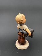 Goebel - Personnage miniature - Jongen met schoenen - TMK5 -