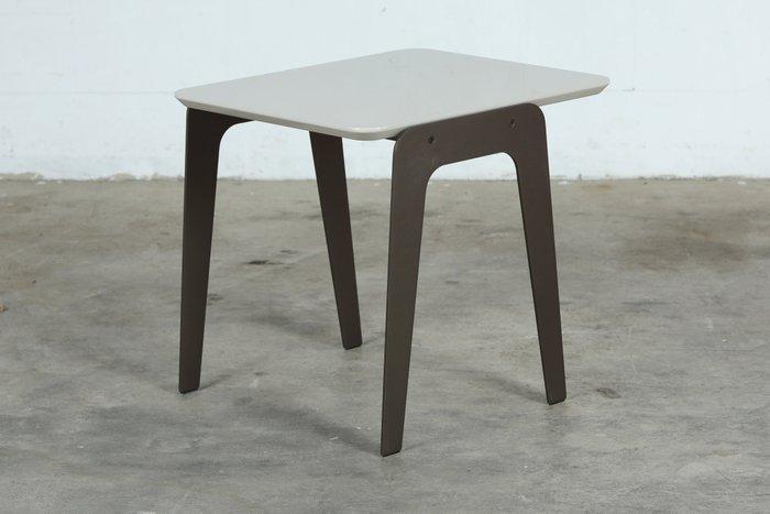 Minotti - Rodolfo Dordoni - Table dappoint - Kirk Jut Out, Antiek en Kunst, Kunst | Designobjecten