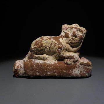 Égypte ancienne Terre cuite Lampe à huile en forme de lion.