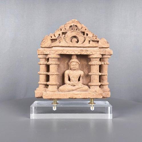 Grès UNE STÈLE EN GRÈS DE TIRTHANKARA - 20.5 cm, Verzamelen, Mineralen en Fossielen