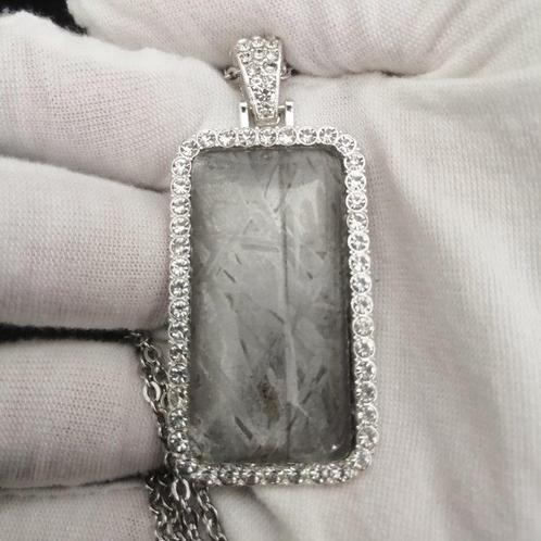 Pendentif acier et météorite avec chainette en acier, Verzamelen, Mineralen en Fossielen