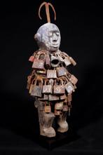 Figuur - Groot Fon-beeld met hangsloten op een sokkel - 47