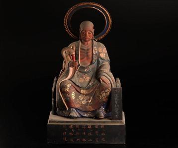 Expressieve boeddhistische beeldhouwkunst – polychrome