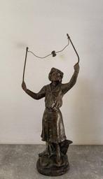 Gesigneerd - Statue, Het klossenspel - Touw klossen - 37 cm