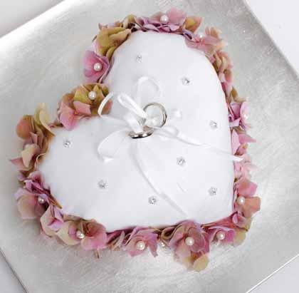 Kussen wit trouwring 20 cm. hart+diamantjes trouwringkussen, Hobby en Vrije tijd, Knutselen, Nieuw
