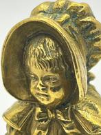 sculptuur, Mädchen auf einer Bank - 7 cm - Messing