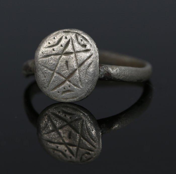 Middeleeuwen, kruisvaardersperiode Zilver Ring met een, Verzamelen, Mineralen en Fossielen