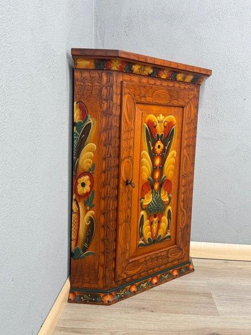 Zweedse volkskunst hoekhangkast - Armoire - Bois, Antiek en Kunst, Curiosa en Brocante
