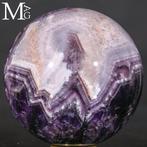 Kristalheldere schoonheid Sphere of Chevron Amethyst uit