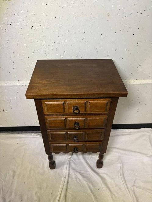 Armoire - Élégante commode en bois foncé au design, Antiek en Kunst, Curiosa en Brocante