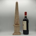 Figuur - Groot obelisk van travertijn (h 45 cm), Antiek en Kunst