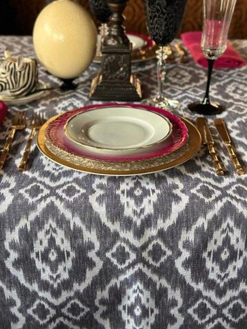 Ottoman en styles ikat pour de grandes tables. Ottoman déco.
